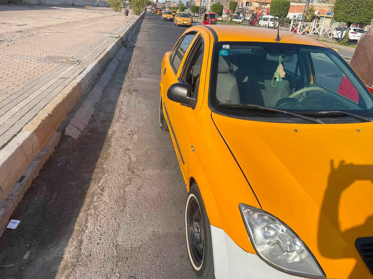 السلام عليكم 
طيبة مديل ١٨ مكفولة من الصبغ بيها بارد قليل نضيفة تبريد تدفئة  شغال تخم تاير جديد رقم بغداد بأسمي مصفرة السعر ٥٠ ورقة 
***********
