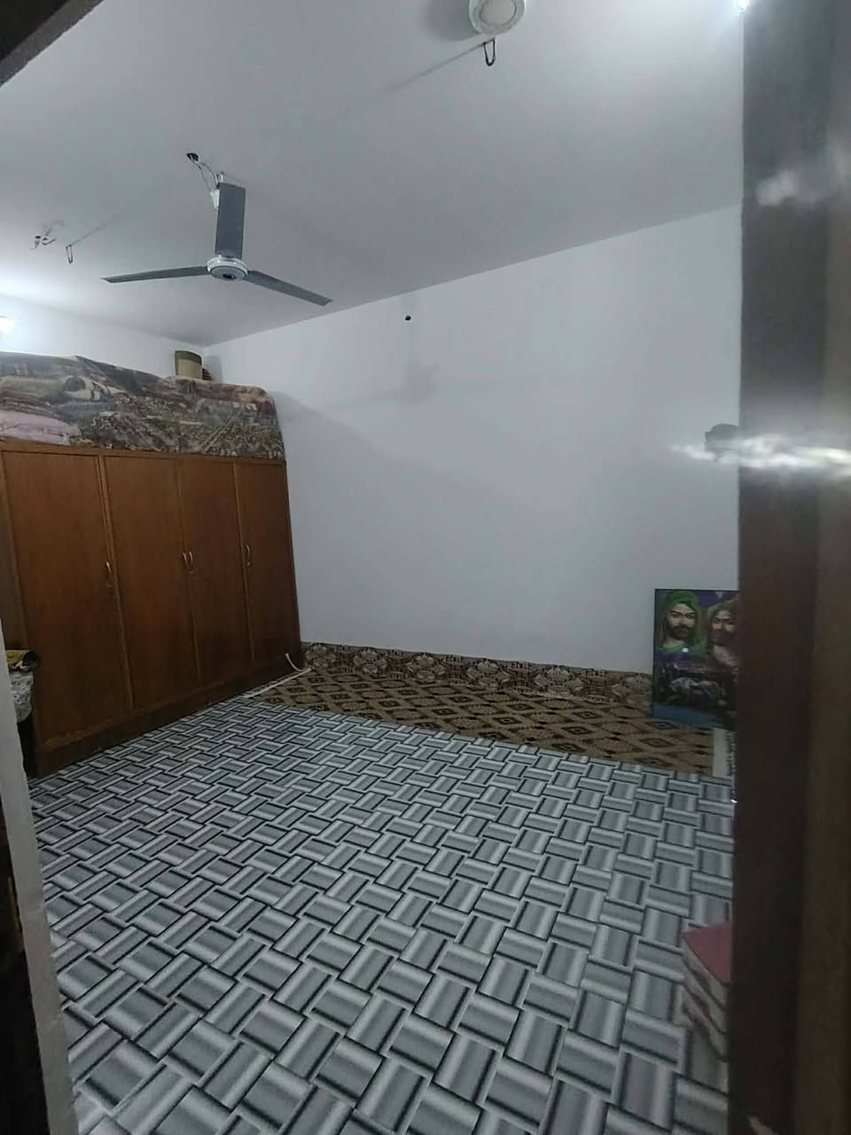 بيت للبيع مساحه ١٠٠ متر مربع متكون من الطابق الأول استقبال وغرفه منام وصاله ومطبخ وصحيات  داخليه وخارجيه الطابق الثاني متكون من ثلاثه غرف منام وصاله وصحيات مع الصطح مغلف ومطبك شتايكر مكان البيت زين القوس جهه الخدمات تبليط ومجاري للمعلومات أكثر الاتصال على *********** و ***********
