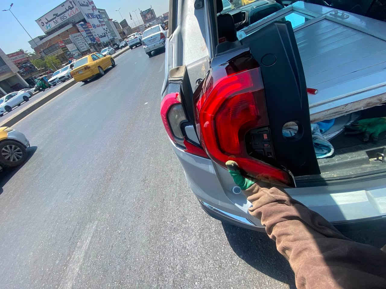 لقطات من العمل على سيارات الزبائن الكرام 
من داخل محلات لؤي العربي ✅ 
لقطع الغيار الأمريكية الجديدة والتفصيخ " 
يوجد لدينا توصيل لكافة محافظات العراق 🇮🇶 
ماعليك الا التواصل معنا عبر ارقامنا الظاهره 
او في الواتساب 🌿
***********
***********
من الله التوفيق والرزق ♥️
