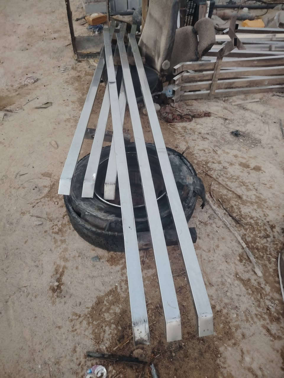 سلام عليكم سبايدرات للبيع مشدودات على سطحه كنتر ويكب هينو 17 فافون والسبيدرات خطين كرين المكان بصره *********** زبير
