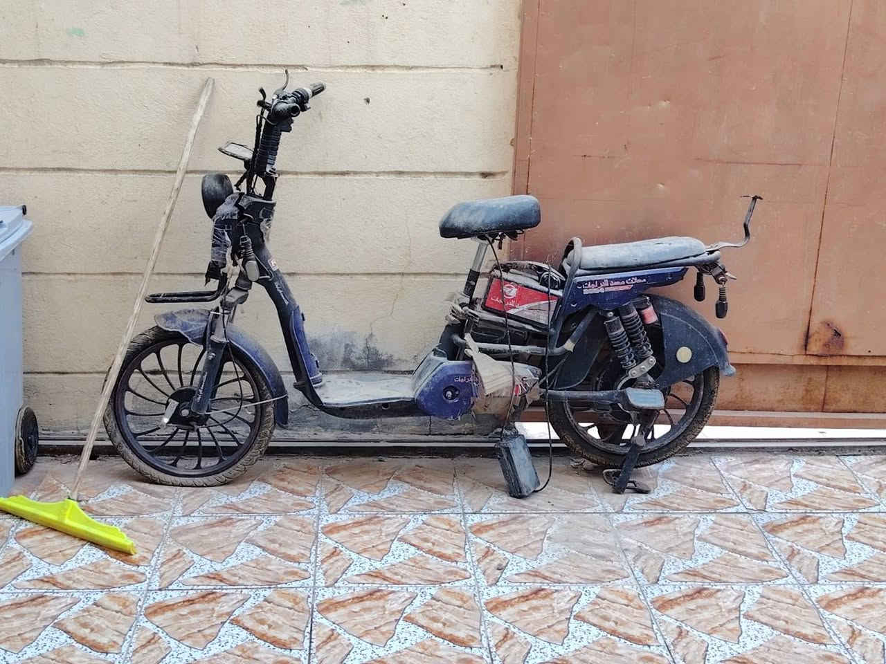 سلام عليكم
دراجة للبيع كوم حديد اريد ابيعها هية و الباتريات 
الدراجة ماتشتغل لان البطاريات منفوخ موجود سويج الدراجة. والبصمة مالته  السعر 60 و بيهة مجال 
و هاذا رقم للي يحب يستفسر ***********

مكاني بغداد ابو غريب
