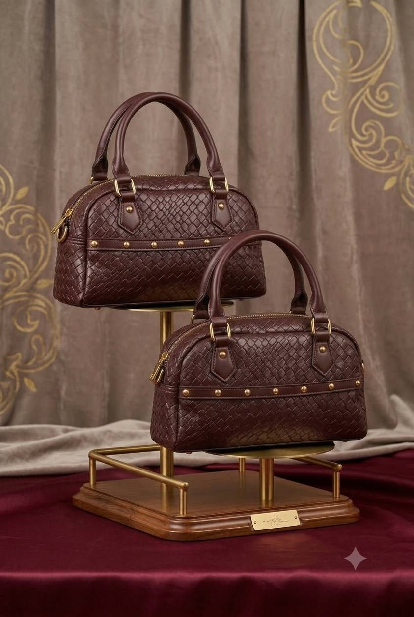 مجموعة مميزه من الحقائب النسائية 👜
المناسبة لدوام والجامعات
اطلبيها الكمية جدًا محدودة، اطلبيها الحين من الديركت مسج 📩"‏‪***********‬‏
​"منشن صديقتك اللي تحب هالستايل ✨"
​"أي لون عجبكم أكثر؟ اكتبوا لي بالتعليقات 👇"
