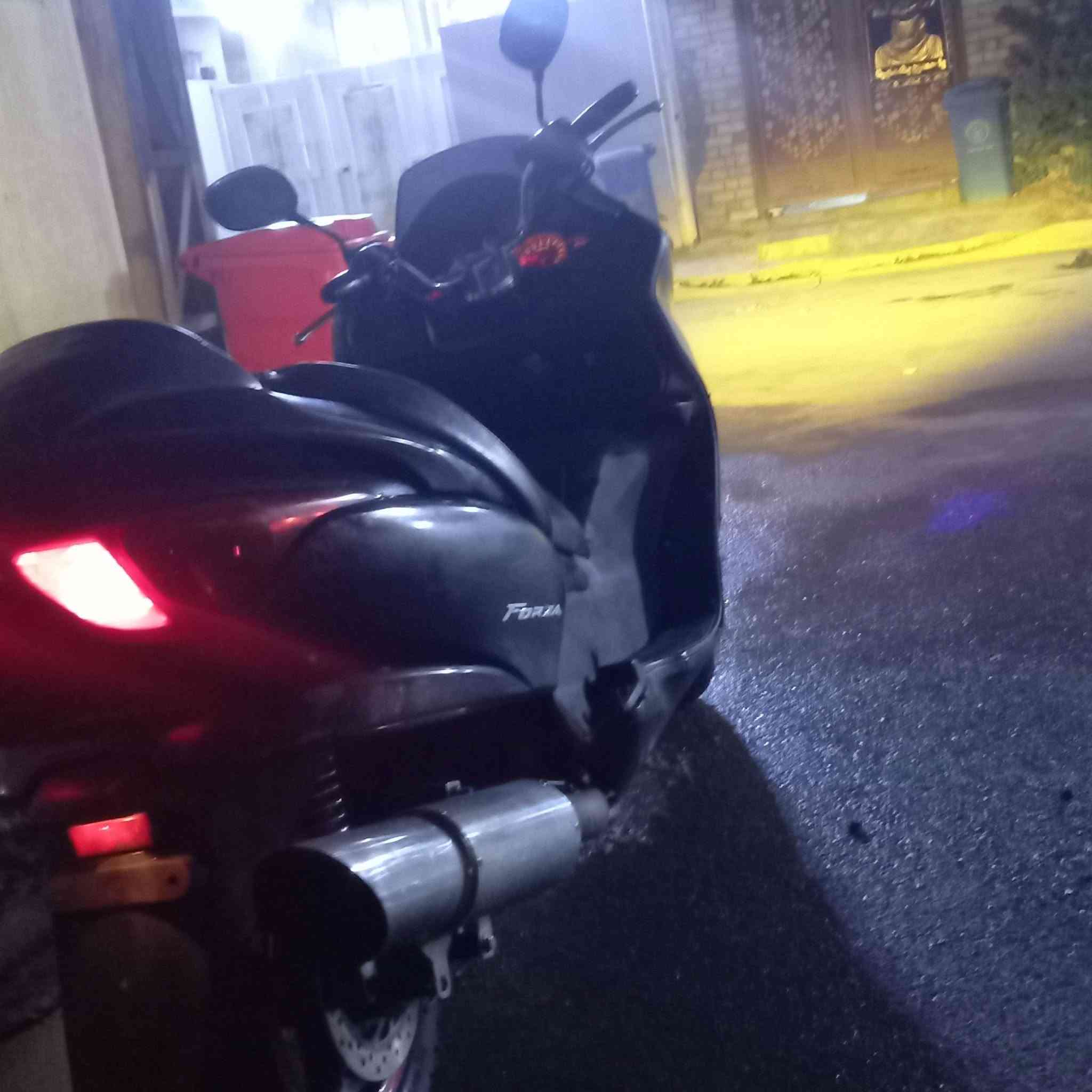 دراجه فورزه صفر تسعه عليها ادامه كامله قبل يومين بدلت ملف الشحن واتر بم فيت بم لايت زنون ٤الوان كلاجات كلها جدد ترايك للبصرة محرك لاصرف ولاتبخير صالنصه رياضي  مكاني الشعب ***********واتساب السعر ٩٠٠ الف
