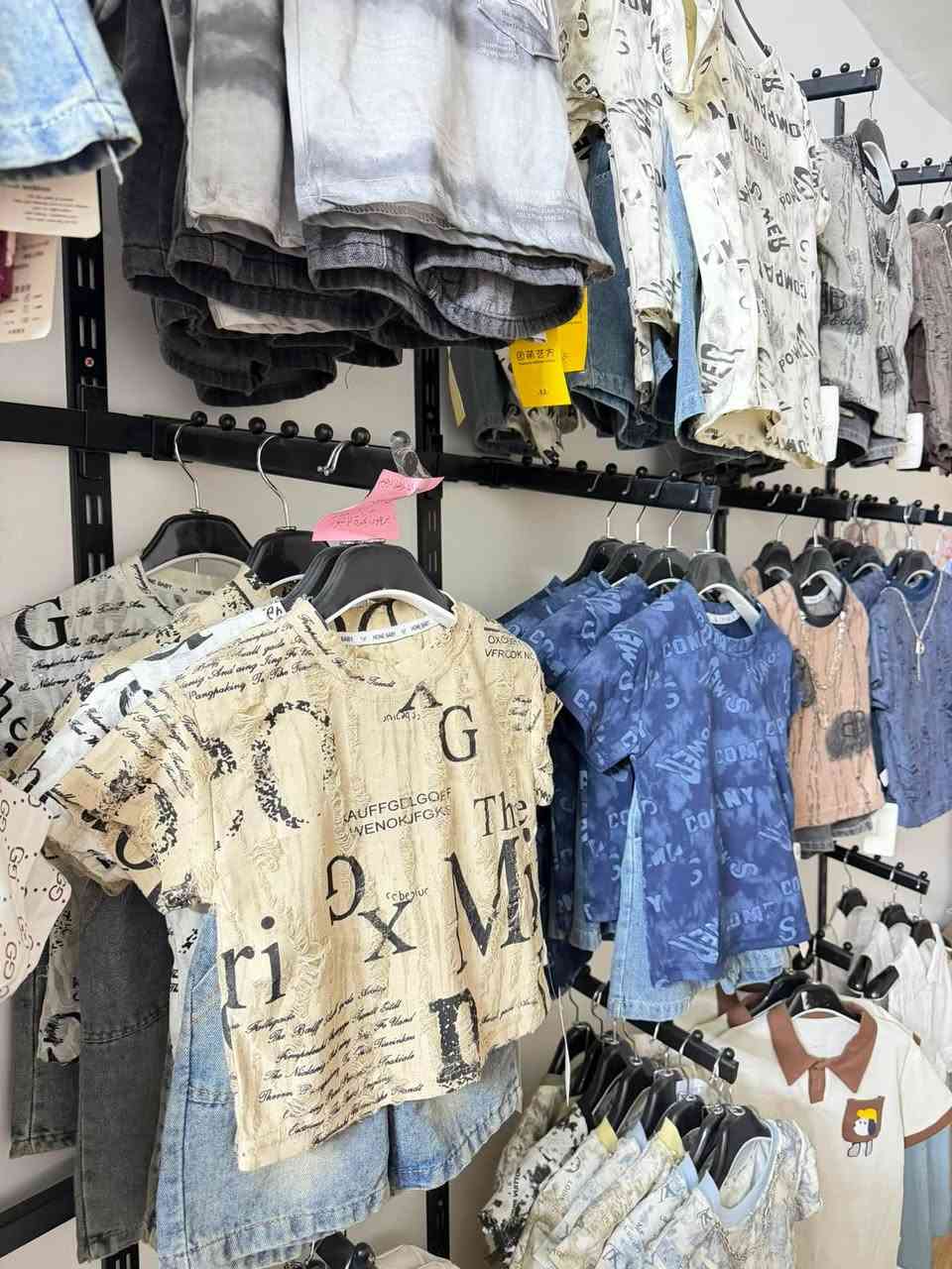 السلام عليكم تصفية محل ملابس  اطفال صيفية من ١ الى ٥ سنوات
ملابس سيت كامل تركي وصيني ماسترات درجة اولى 

٩٤ سيت بيهن تقريباً رايدهن شلع كلهن ب ٥٥٠ الف ومو سعرهن هذا السيت اقل شي ينباع ب ١٠ الاف

مكاني بغداد حي الجهاد 
*********** واتساب
