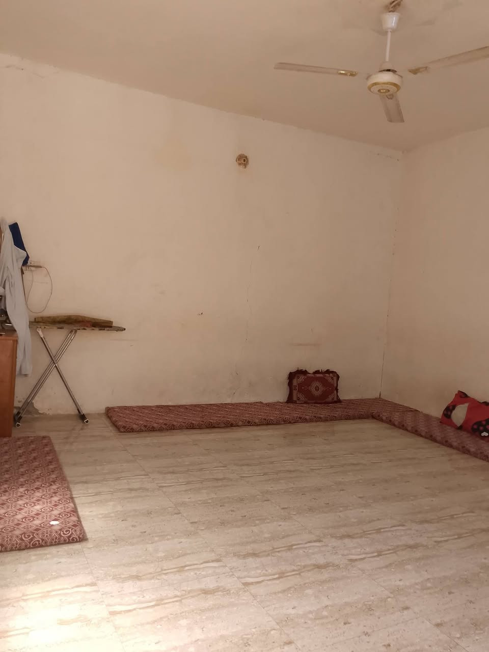 ب بيت مساحته ١٠٠ متر مربع ١٠×١٠ سند ١٧ زراعي منطقة شبانات البزل الاول شارع الامام علي قرب كوفي الشايب خلف البصاروه ال بوعيسئ يحتوي ع غرفه ومطبخ وصاله واستقبال وحمام داخلي وخارجي التفاصيل الاستقبال مربع ٥×٥ الغرفه ٤×٣ المطبخ ٥×٢ ونص الاستفسار الاتصال بالرقم ***********
