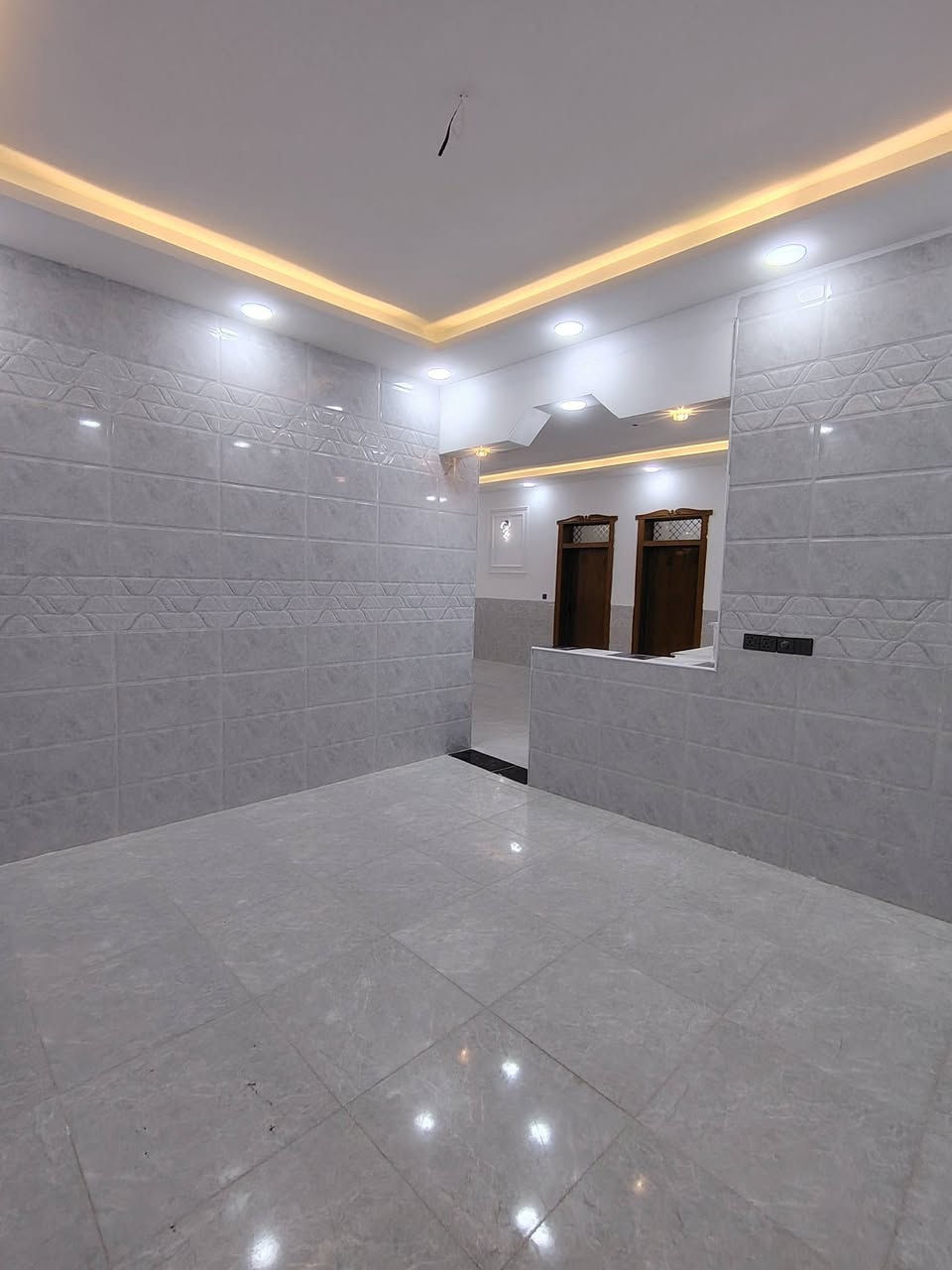 🏡 دار للبيع – حي ميسان |  شارع الشيوخ
📐 المساحة: 185 متر
📍 الموقع: حي ميسان – شارع الشيوخ
📄 الطابو: زراعي – سند 25
🏠 مواصفات الدار:
🛏️ غرفتين نوم
🛋️ استقبال وصالة
🍳 مطبخ
🧱 بناء جديد من الطابوق الجمهوري
🏗️ أساس وسقف صب كونكريت
🚿 حمامات
🌿 حوش
✨ دار بناء جديد، متينة وجاهزة للسكن، وموقعها ممتاز وقريب من الخدمات.
💰 السعر: [سعر 77]
📞 للاستفسار: ***********
#دار_للبيع #بيت_للبيع #حي_ميسان #سكلة_الكرعاوي #عقارات_النجف #النجف

