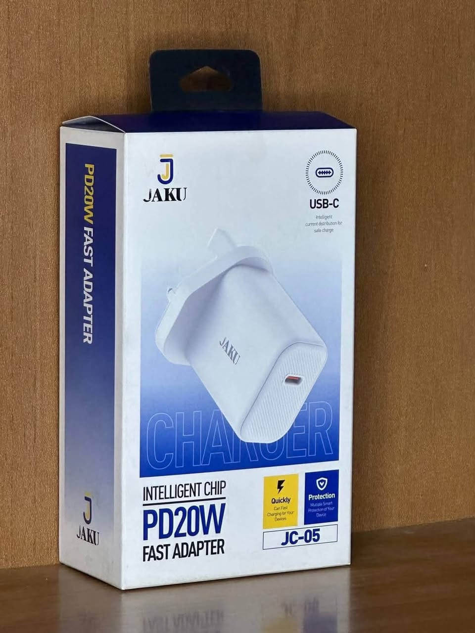 شاحن JAKU (JC-11) - 67W
 القدرة: 67W Max Adapter.
 المنافذ: منفذين (USB-C بقدرة PD 20W + منفذ USB-A للشحن السريع).
 المميزات: تقنية الشرائح الذكية Auto-ID لتوزيع التيار بأمان وشحن جهازين معاً.

. شاحن JAKU (JC-07) - PD 20W
 القدرة: 20W Fast Charging.
 المنافذ: منفذ USB-C واحد.
 المميزات: تصميم مدمج ومثالي للسفر (Travel Adapter) بلون أسود أنيق وحماية متكاملة للأجهزة.
. 

شاحن JAKU (JC-05) - PD 20W
 القدرة: 20W Fast Adapter.
 المنافذ: منفذ USB-C واحد.
 المميزات: مزود بـ Intelligent Chip لحماية الأجهزة من الشحن الزائد وتوزيع التيار بذكاء، تصميم أبيض كلاسيكي.

📞 للطلب والاستفسار: ***********
📍 العنوان: الناصرية - قضاء الدواية - مول عيون الرشا (بجانب دار اليمن)
تتوفر خدمة التوصيل
