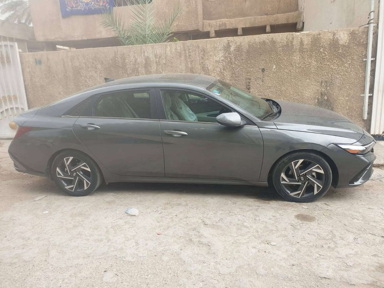 النترا هايبرد ٢٠٢٥ للبيع
النترا هايبرد ٢٠٢٥ وارد امريكي فول 
ماشية ١٤ الف  بدون صبغ بدون تبديل
السيارة بحالة الزيرو برغي ما مفتوح راديترات 
بلادية وكلشي بيها بلادي
فتحة وبصمة وصندوق ذكي واوتو هولد ورادارات ونقطة عمياء وهاند بريك بصمة 
وبقية المواصفات المعروفة 
سيارة تبريد ثلج وكلش نظيفة 
حادثها الجاملغ الامامي اليمين تعديل على البارد فقط وصور الحادث موجودة 
السعر ١٥٨
للاتصال ***********
السيارة رقمها بغداد موجودة في حي الاعلام قرب تقاطع درويش
