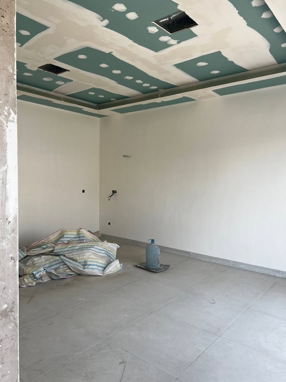 🏘🏘بيت للبيع / ديالى خانقين / توله فروش مقابل تربية كوردستان زراعي كيعان صباح محمد امين مساحة 250 متر 
باقي فقط صبغ وابواب وشبابيك واناره وسويج بلكات مواصفات البيت فول 
غاز مركزي 
تأسيس كهرباء كامرات 
وتأسيس منظومة طاقة شمسية 
دكت مبرده مركزي 
طابق الاول 
2 غرفة نوم واستقبال وصالة داخلية ومطبخ حار وبارد ومجمع صحيات ومنور للحديقة داخلية وكراج سيارة وحديقة 
طابق الثاني 
1 غرفة نوم وبيتونة 

السعر / 125 مليون بي مجال  
علماً 15 مليون يكمل البيت بمواصفات عالية 

للأستفسار اكثر اتصال بالارقام فقط 
***********
***********
مكتب فريا موفق للعقار
