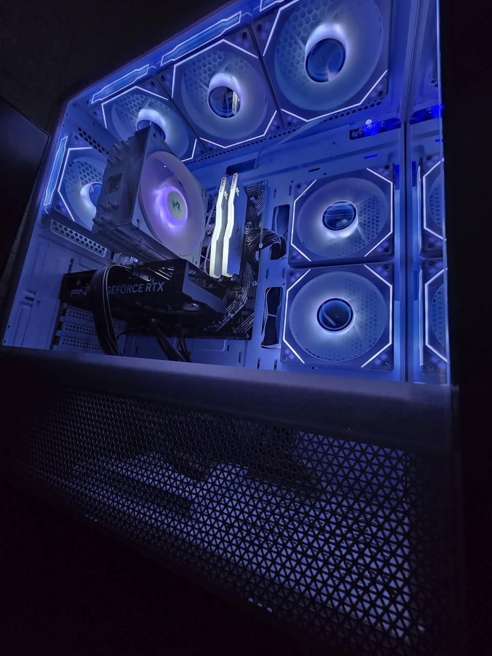 تجميعه اخت جديده 
 * كرت الشاشة (GPU): PNY NVIDIA GeForce RTX 4060 بحجم ذاكرة 8GB
معالج رايزن5  5500
 * اللوحة الأم (Motherboard): ASUS Prime B450M-A II
 * وحدة التخزين (SSD m.2): Lexar NM620 M.2 NVMe SSD بسعة 1TB وسرعة قراءة تصل إلى 3500 MB/s
 * الرامات (RAM): TeamGroup T-Force RGB (16. 8×2) لون ابيض 
 * بور سبلاي(650): Xigmatek ASGARD M مع اعتمادية 80 PLUS Bronze
 * الكيس والمبرد: كيس أبيض عصري بتصميم واجهة زجاجية جانبية وأمامية (Aquarium Design) مجهز بـ 6 مروحة ARGB ومبرد هوائي AG400 ابيض
مع مكتبه عملاقه من العاب اوفلاين 
سعره مليون و ٧٥ وبيه مجاال بسيط
لاستفسار *********** مكاني سماوه
