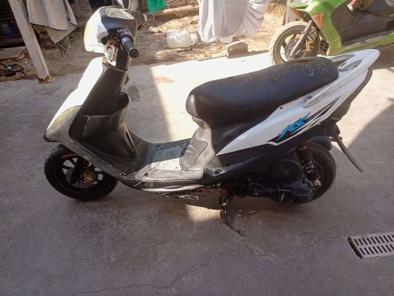 اخوان الدراجه معروضه يمي للبيع نضيفه كلش مكينه كهربائيات تايرات دبلات كفرات كلها بحاله جيده جدا سعرها 500الف مكاني بغداد الثعالبه واني بخدمتكم للاستفسار ***********
