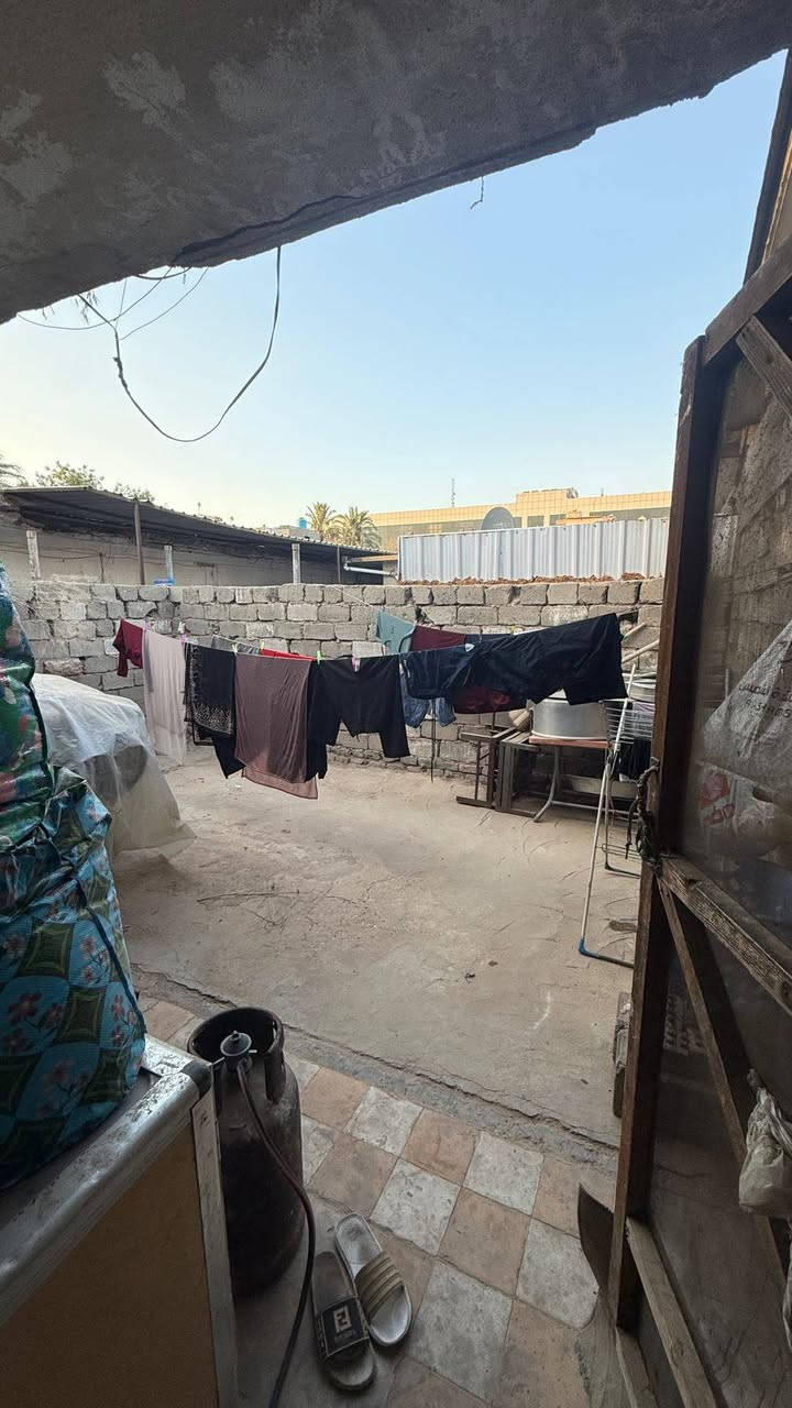 السلام عليكم بيت تجاوز في شارع فلسطين يحتوي على غرفة وهول كبير ومطبخ وخدمات ومنوور وطابق ثاني غرفتين ساندويش البيت كاشي جاهز من دل الخدمات...
 قرب كراج كلية الرافدين خلف جامع القدس كهرباء وطني خصخصة تطفة 3 ساعات فقط يوميأ 150 متر واقع حال 
*********** وتساب متوفر
