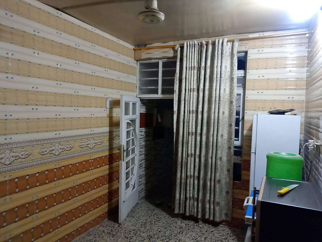 سلام عليكم البيت البيع مساحة ١٠٠متروجهه البيت ٧لاربع طابق ونص جوه غرفة صاله مطبخ حار بارد ستقبال تخاريج داخل وخارج البيت جاهز طابق ثاني غرفة وصالة عوزهن بياض ورضيه عماريه طابق ثاني لاساس صب وسقف صب طابق ثاني عكاده لاتصال على رقم *********** موقع شارع مطار قديم
