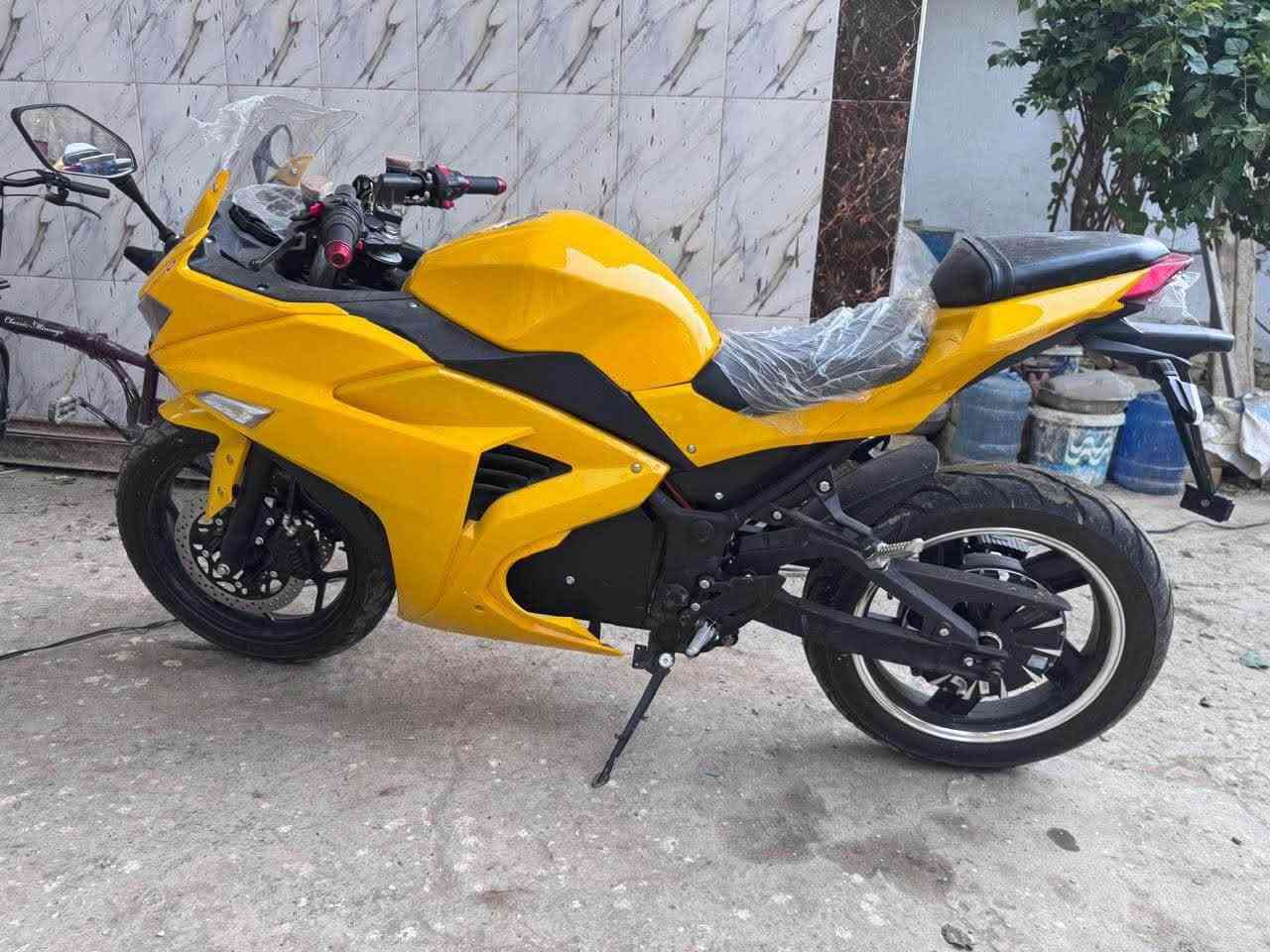 كاوسكي نينجا كهرباء شحن 
ملف 2500 
موديل 2025 
بطاريات 38 امبير الاصلي حجم كبير عدد 6 جديده 
الدراجة كامل مواصفات جديدة استخدام شخصي 
اللون ليموني 
استيراد خاص وليس منتج تسويق محلي 
الشراي يتصل او يراسلني فقط الجاد رجاءً 
*********** بغداد, العراق
