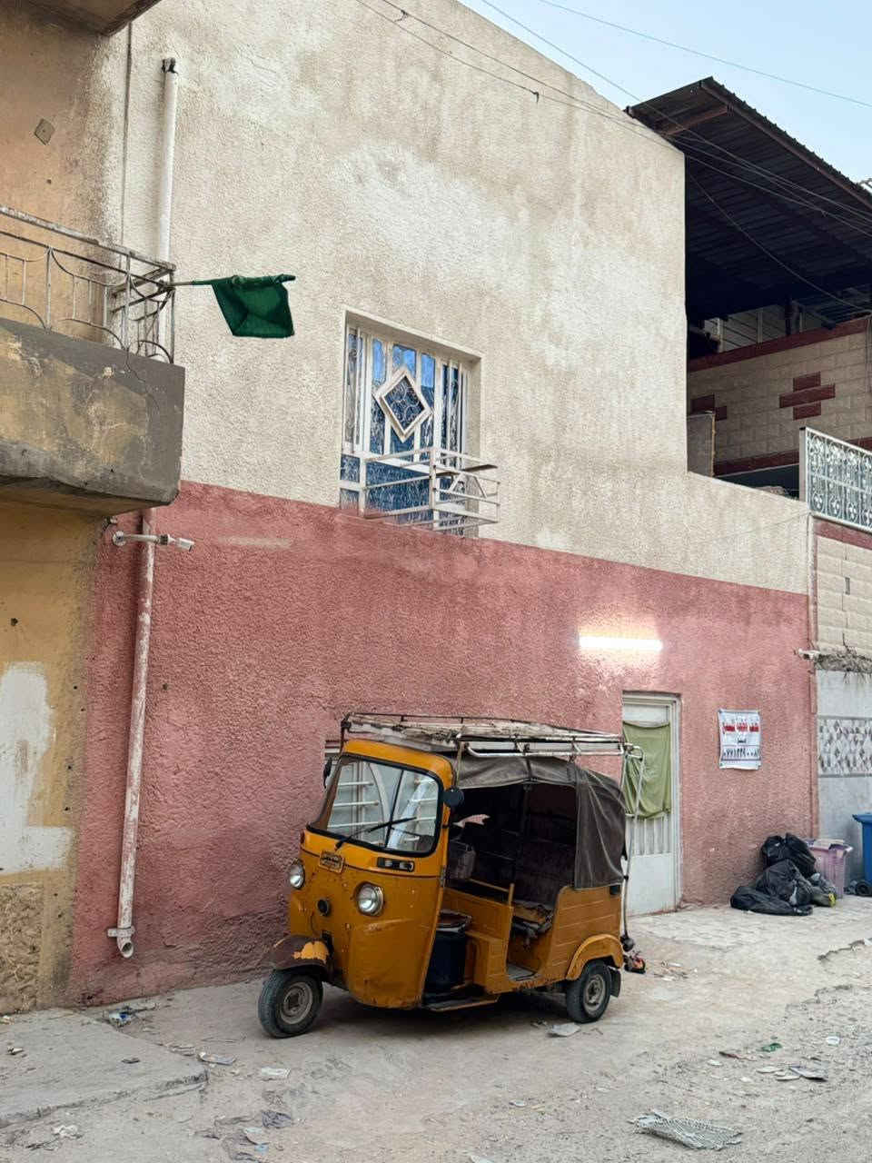 سلام عليكم نصف قطعه مربعه قاطين القاط الاول غرفه واستقبال وملحقات والطابق الثاني غرفتين وملحقات عكاده نضافه فول  العنوان مدينه الصدر قطاع 30 سعر 125 الرقم ***********
