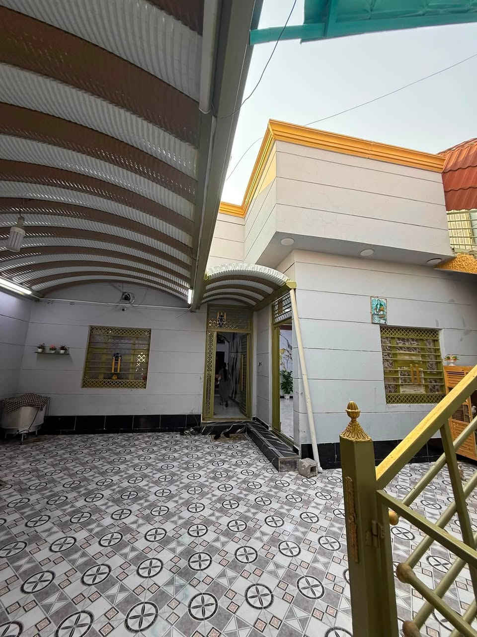 دار سكن للبيع بناء حديث 📍 
المساحه 
200 م. طابقين كامل من كلشي تعال وسكن 

#على شارع تبليط ١٠ متر  
جميع الخدمات متوفرة 
و 
#ثالث بيت عن شارع الرئسي 
#موقع خرافي ماشاءالله 🤩  يحتوي البيت على اربع 4️⃣ #غرف نوم 
#و ديوان 
و #صالتين  و مطبخ 
و صحيات  داخلي و خارجي وكذالك صحيات بل طابق #الثاني 
و كراج سياره واسع و حديقه . العنوان البصره ابي الخصيب شارع الوسطي 
ثالث بيت عن شارع الوسطي 
وقف سني مسجل و كامل اصولي تجي انته و تتئكد بنفسك

#سعر البيت 103 مليون و قابل للتفاوض 
#لتواصل ***********# صادق للاستثمار العقاري
