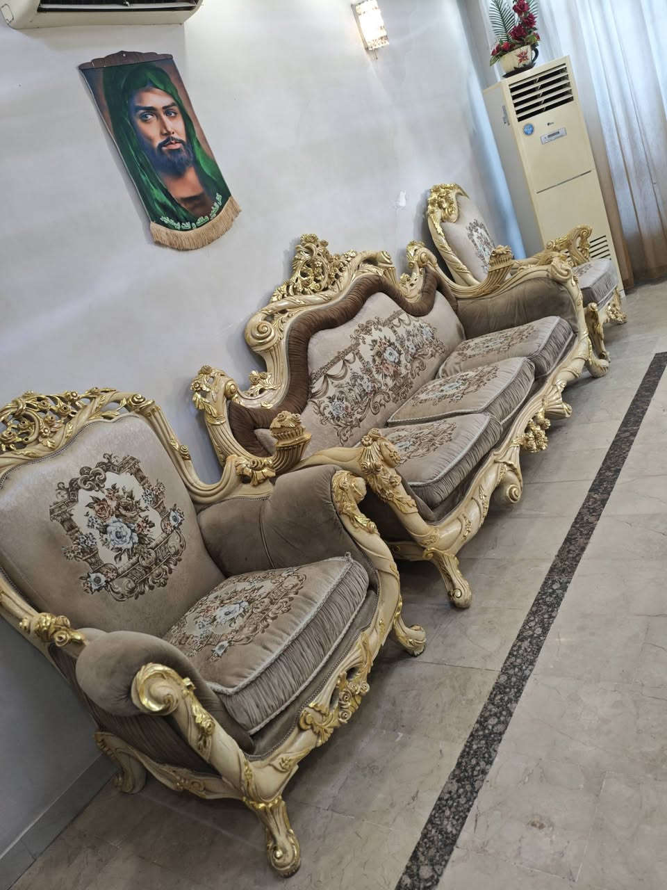 تخم 2 قنفات و4 كراسي للبيع بغداد بلديات ***********
