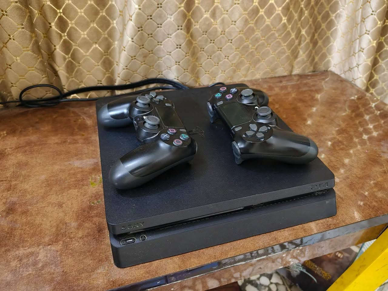 Ps4 1 تيرا 
اونلاين 
مع يدات اثنين 
سعر البلي ٢٠٠ الف

ملاحظة اسعار الاقراص وحد 
Gtav 13 الف
God of war ragnarock 22 الف
ماينكرافت 22 الف
راتجيت كلانك 10 الاف
مغامرات فتى 10الاف 
 
مكاني بغداد تقاطع درويش شهداء السيدية
*********** بغداد, العراق

