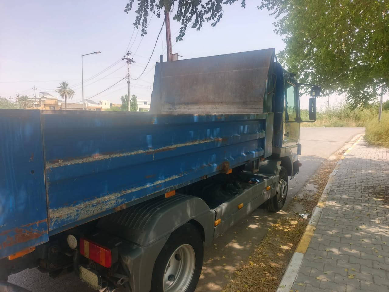 سلام عليكم اتيكو قلاب للبيع موديل ٢٠٠٦ دمعه  حجم مكينة ٤سلندر ٦برغي رقم بصره مشروع تخم تاير تبريد وطني سنويه ٢٨ سياره جديده  مكان واسط ***********
