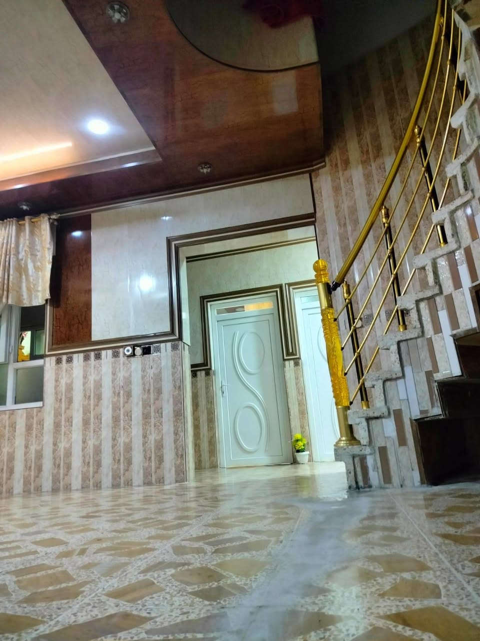 🏡🔥 #دار_للبيع_في_حي_الانتصار 🔥🏡
📍 الموقع: حي الانتصار – مقابل المركز الصحي
📐 المساحة: 200 متر
📏 الواجهة: 10 متر
📏 العمق: 20 متر
بناء حديث 
🏠 الدار مكونة من طابقين
✅ درج جانبي يفصل بين الطابق الأول والثاني، مما يجعلها مناسبة لسكن عائلتين أو للاستثمار.
🔹 الطابق الأول: 🛋️ استقبال
🛋️ هول
🛏️ غرفتا نوم
🍽️ مطبخ
🚿 صحيات داخلية وخارجية
🔹 الطابق الثاني: 🛏️ غرفتا نوم
🛋️ هول
🍽️ مطبخ
🚿 صحيات
📄 سند طابو الزهور
✍️ المكاتبة مع الشرعي
✅ شرط التحويل
💰 #السعررررر: 140 مليون دينار (مداولة)
📞 للاستفسار: مكتب التقوى للعقار 
📍 الموصل – شارع كركوك الرئيسي
📍 مقابل جامع البيت العتيق
☎️ ***********
☎️ ***********
📱 متوفر فايبر & واتساب
🌹 لمتابعة أحدث العروض العقارية، اضغط متابعة لصفحة مكتب التقوى للعقار.
