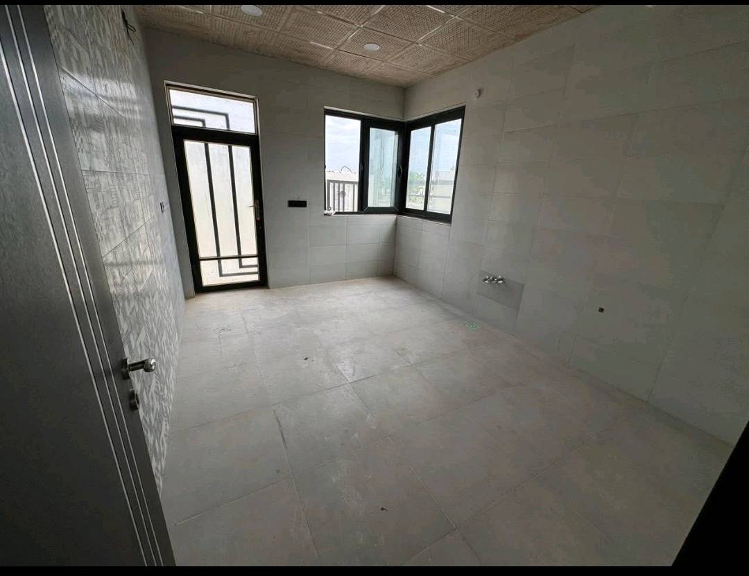 🏡 بيت للبيع في مجمع النخيل – موقع مميز واستثماري

📍 الموقع: مجمع النخيل

✨ مواصفات العقار:
▪️ مساحة البيت: 150 م²
▪️ الأبعاد: 12.5 × 12.5 متر
▪️ طابقان
▪️ 3 غرف نوم: غرفة في الطابق الأرضي وغرفتين في الطابق العلوي
▪️ غرفة سويت
▪️ ثلاث حمامات
▪️ حديقة داخلية
▪️ شارع أمامي 20 متر تجاري
▪️ شارع خلفي بعرض 15 متر

📅 موعد التسليم:
يُسلَّم البيت من قبل الشركة نهاية عام 2026.

✅ مناسب للسكن العائلي
✅ مناسب للاستثمار
✅ موقع تجاري مميز
✅ شوارع واسعة من الأمام والخلف

السعر الكلي
148ملبون 
واصل 30 مليون للشركة
تطلوعه 25 مليون
مع المجال