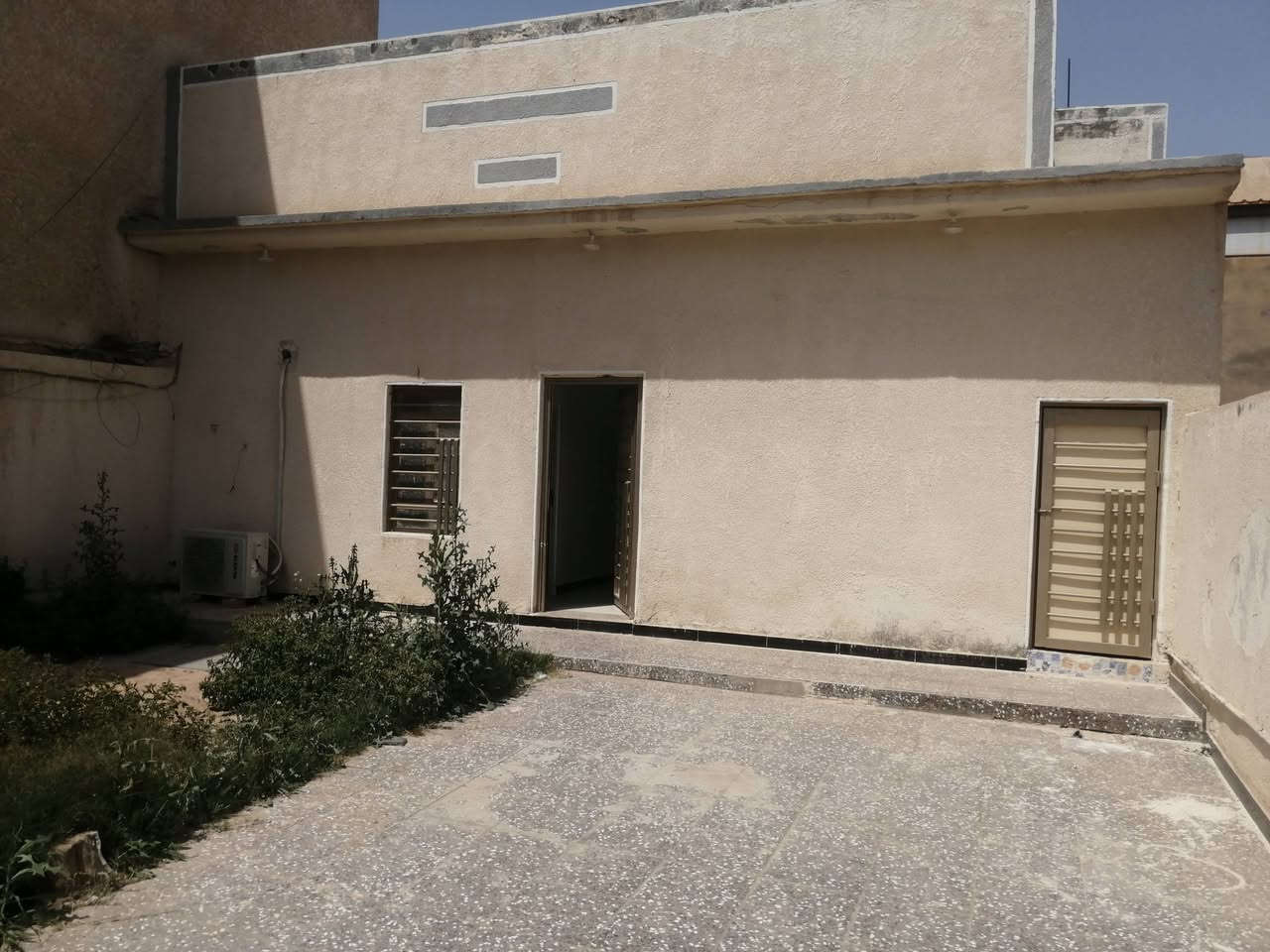 السلام عليكم
بيت للإيجار سماوه حي الصدر

المساحه ٢٠٠ متر يتكون من صاله وغرفه كبيره وغرفه صغيره وحمام ومطبخ وكراج سياره وحديقه

للاستفسار واتساب ***********
