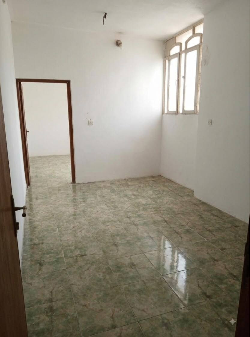 دار للبيع
في سبع البور شارع الالف مقابيل مجمع الجوهرة 
بناء البيت طابق ونص
الارضي يتكون من
استقبال 
حولي كبير 
حمام 
غرفة 
الطابق الثاني 
حمام 
حولي كبير 
غرفة 
سطح
للاستفسار التواصل على
***********
