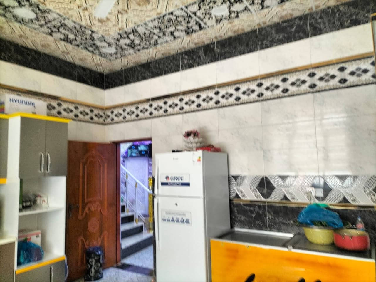 ٢٠٠ متر للبيع بالفداء شارع أبو لبنان مطلوب إسكان ٤٠ مليون  طابقين ٦ غرف واستقبال باقي التفاصيل الاتصال على الرقم ***********
السعر ٢٦٠ وبيه مجال
