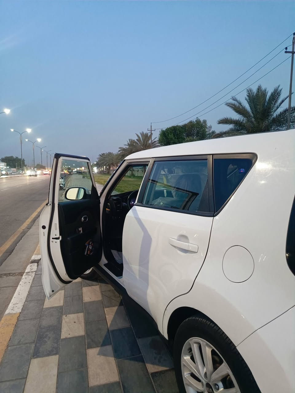 سلام عليكم
كيا سول 2018 
مكينه 1600 GD
نضيفه السياره كلش 
وارد امريكي باب الصندوك الضرر مالتها مصلح 
والباب الخلفي يرادله بارد خفيف الدعامين الخلفيه مصبوغه للجماليه ماشيه 80 الف استخدام قليل نضيفه مرتبه سعرها 126 وبيها مجال حق الجيه وأكثر تشلع عيوني  مكان السياره بغداد . بلديات 
***********
