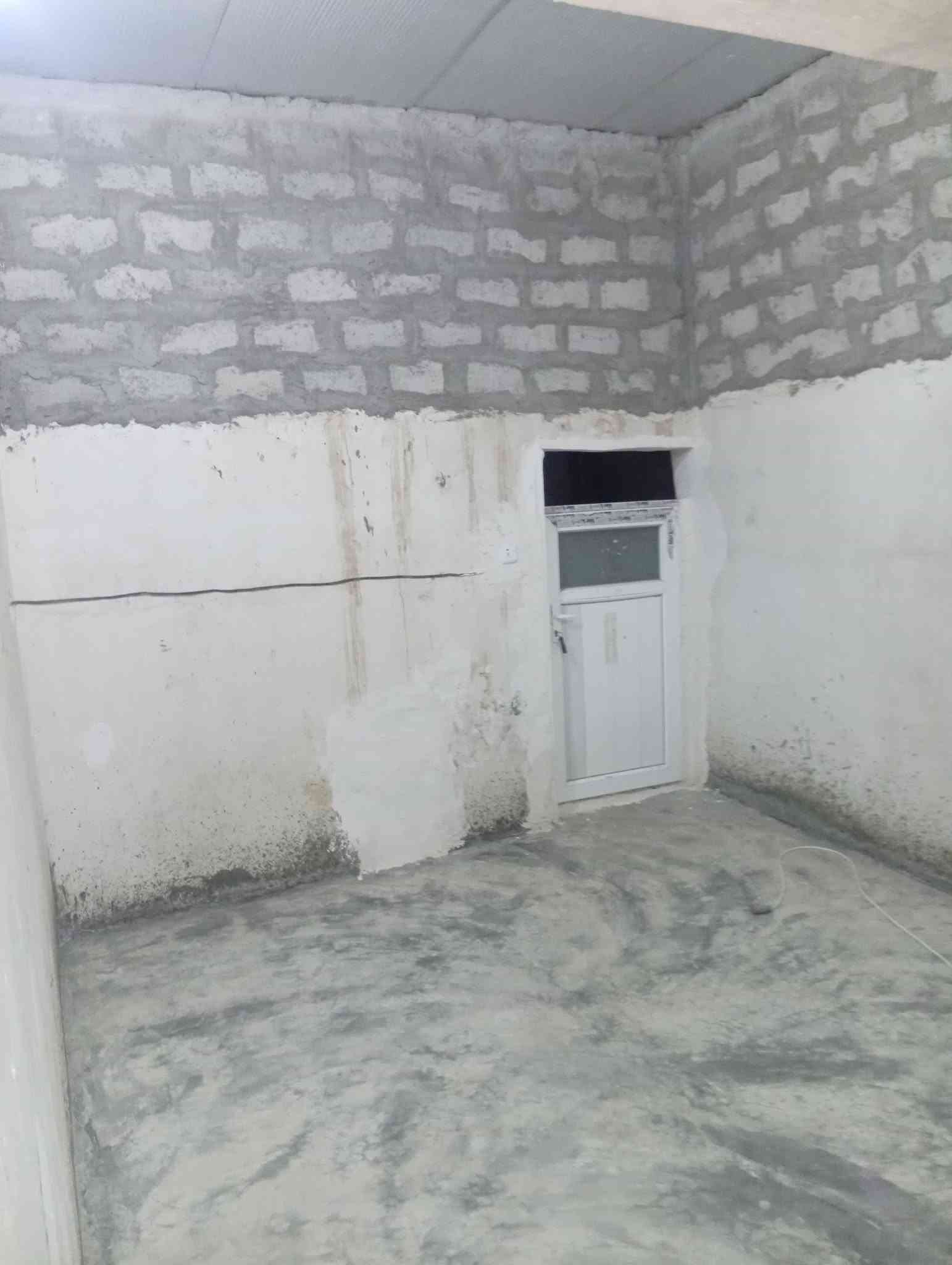 سلام عليكم بيت للبيع مكون غرفتين هول مطبخ استقبال حوش كبير ركن مساحت البيت 200بحي اشتي السعر 17 او بيه مجال رقم الهاتف ***********

