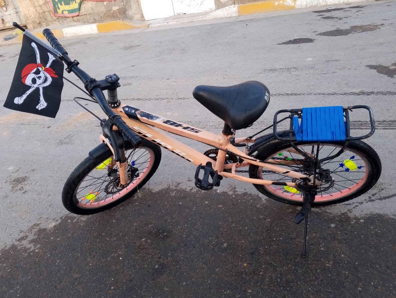 سلام عليكم بايسكل للبيع ياباني شغال مابيه شي سعره 65قفل  تواصل خاص مفتوح او واتس *********** مكاني بغداد نهايت حي أور
