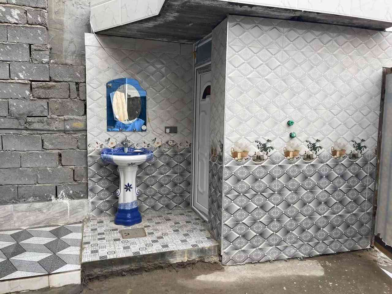 بيت للبيع مساحة الگاع 375م مساحة البناء 250م متكون من 
غرفتين +صالة كبيرة+مطبخ+استقبال ومدخل+گراج سيارة+حديقة جانبية. بناء بلوك البناء حديث. شارعة 7 مترات 
مكانه حي الجولان الثانية قرب صيدلية عطر الربيع

للاتصال: ‭*********** او ***********
