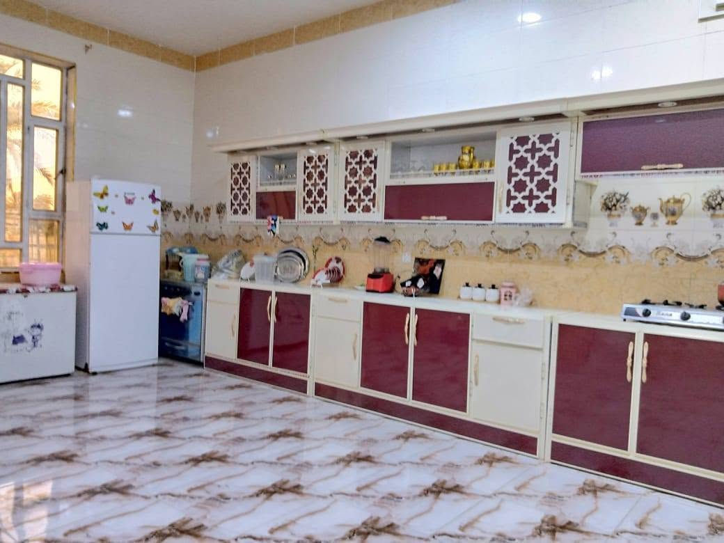 قطعه ارض مساحتها نصف دونم (1250)متر مشيد عليها دار نوع العقار ملك طابو الكاظميه بناء حديث 2021 طابقين يحتوي الطابق الارضي على صاله 7x4 غرف نوم عدد 2مساحة 5x4 وهول داخلي 9x4 و مطبخ 6x4 وصحيات  الطابق الثاني  غرف عدد 2 مساحة كل غرفه 7x4 وهول 9x4 ومخزن  خدمات ماء أساله وكهرباء وطنيه ومولد تبليط لحد باب البيت يعني خدمات فول وتكدر ترتب الارض شوية مثلا اضافة مسبح وشغلات وتسويها فيلا سياحية العنوان التاجي عبور ذراع دجله منطقه 27 الحماميات تبعد عن الشارع العام 1000 م للأستفسار 
فقط رقم الهاتف *********** بغداد, العراق
