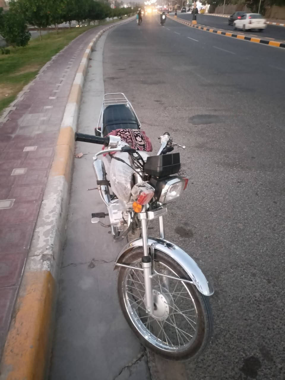 سلام عليكم دراجه نامه متياز باب اول موديل25دراجه نضيفه مكاني كربلاء شارع لبارون للبيع سعر 650وبيها مجال لطيبين للاتصال ***********
