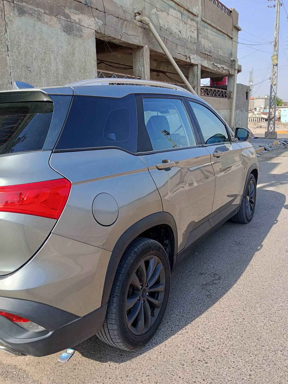 للبيع: شفروليه كابتيفا (Chevrolet Captiva)
 * الموديل: 2023 
 * اللون: رمادي / رصاصي 
 * المحرك: 4 سلندر سعة 1.5 لتر توربو (اقتصادي جداً في استهلاك البنزين)
 * ناقل الحركة : أوتوماتيك (CVT)
 * الرقم: بصره انكليزي   جاهزة للتحويل
 * إضاءة LED أمامية ونهارية 
 * شاشة لمس داخلية كبيرة تدعم Apple CarPlay و Android Auto.
 * كاميرا خلفية وحساسات للمساعدة على الركن.
 * مثبت سرعة (Cruise Control) وتحكم كامل من الاستيرن
 * نظام مكيف ممتاز مع فتحات تكييف خلفية.
 * أنظمة أمان متكاملة  ABS، نظام نظام الثبات الإلكتروني وايرباكات

حالة السيارة:
 * السيارة بحالة جيده جداً 
 * البدي ونظافة السيارة ممتازة كما موضح بالصور.
السعر: [ 140] وبيها مجال
للتواصل  *********** الرقم الثاني ***********
مكان السياره البصره
