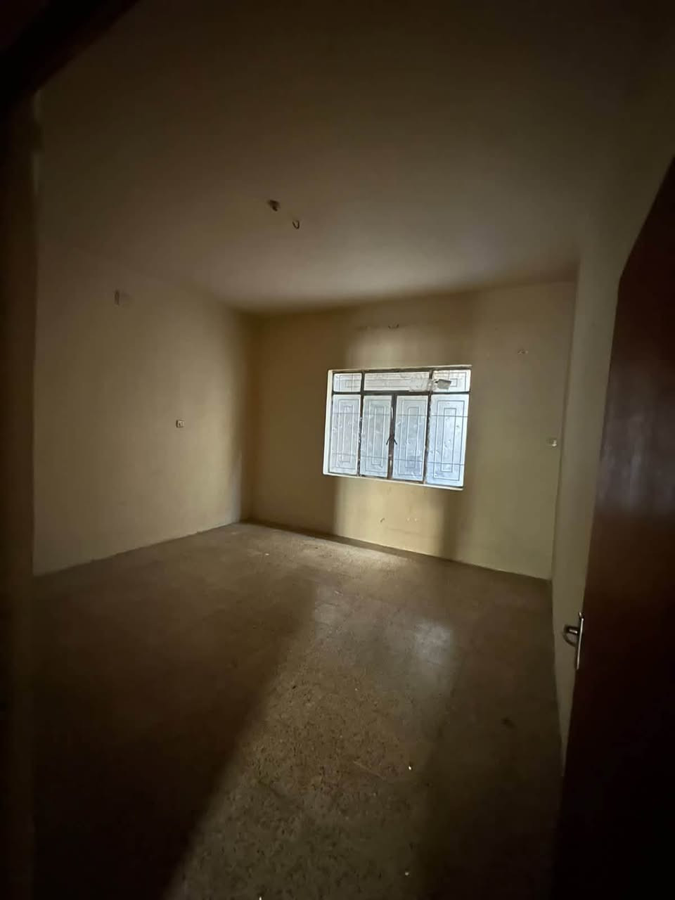 سلام عليكم
بيت 🏠 للبيع في حي البكر موقع مميز خلف مطعم بيت جدي 
بناء قديم مرتب سند طابو الزهور شرط التحويل 
مساحه البيت 🏠 202 متر واجها 9.5 متر 
يحتوي البيت 🏠 ع استقبال وهول وغرفتين نوم 🛌 ومطبخ وصحيات ومناور وكراج سياره وبيتونه 
سعر البيت 🏠 172 مليون وقابل للتفاوض 
للاستفسار الاتصال ع الارقام 
***********
***********
