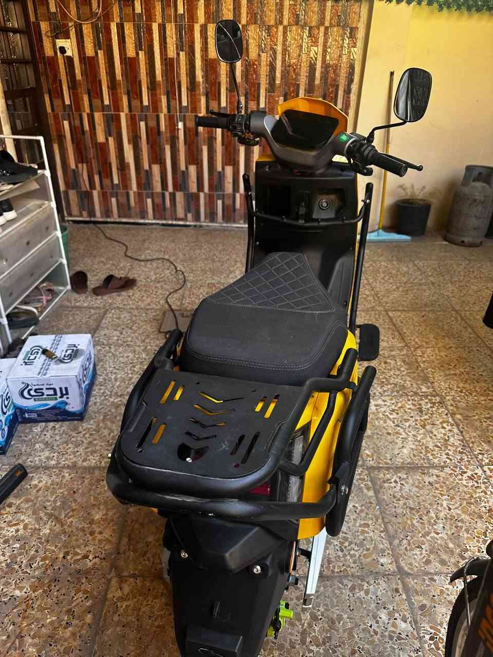 السلام عليكم دراجه شحن للبيع استعمال  تسع اشهر فقط ست بطاريات تمشيك بل شحنه فوك ال60 كيلو لون اصفر ٣ سرعات 1,2,3 و 100 حقيقي  و ترجع عل بگ و دبلات و دبل إشاره و لايت عالي ناصي  و بريك امامي خلفي و حساسات و اوراقها موجودةو تجي بصمتين و سويجين و سعرها 950 وبيها مجال للشراي مكاني بغداد الدورة للتواصل خاص على رقمي واتساب
 *********** 
***********

