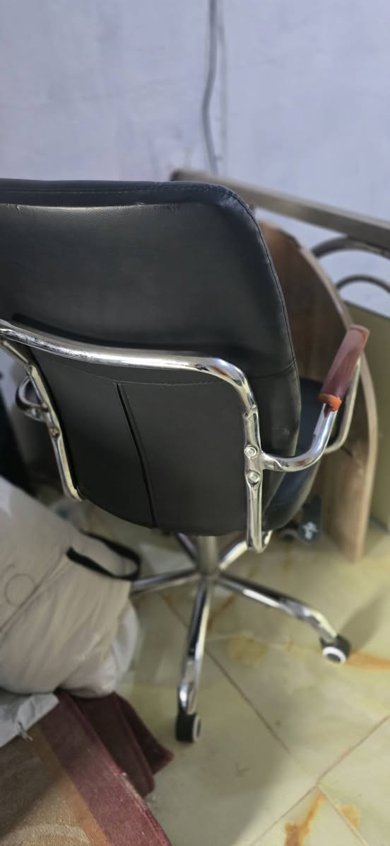 السلام عليكم ميز مكتبي وكرسي جلد
مستخدمات شي قليل السعر خاص للاستفسار ***********
