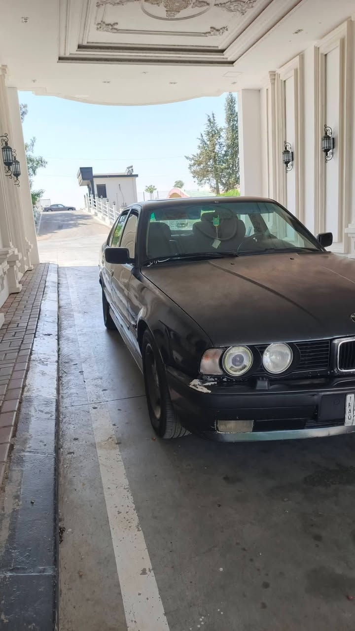 بي ام للبيع موديل 91 سياره بدون ضربه بدون خياس اربع جوم كهرب كلو شغال محرك 35كير عادي كير محرك شرط فتحه سقف طخم تايه جديد سعر 36 وبيها مجال ***********
