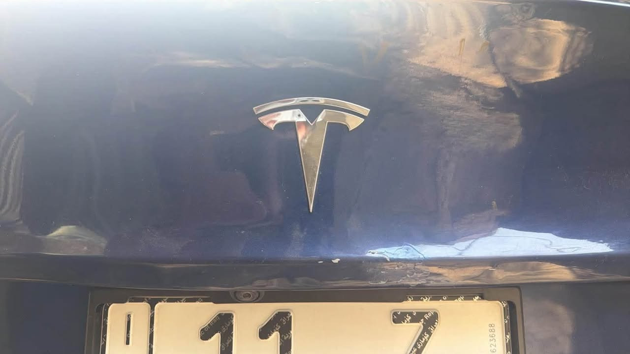 🚘 للبيع Tesla Model 3 – موديل 2023 ⚡️

🔹 أونلاين + آخر تحديث
🔹 تنربط على التلفون تحكم كامل 📱
🔹 الممشى: 90,000 كم
🔹 البطارية: 79% 🔋
🔹 تمشي تقريباً 410 كم بالشحنة
🔹 السيارة نظيفة جداً وأحلى هواية من الصور ✨

⚠️ ملاحظات السيارة:
• حادث بالجنطة، راجع بارد بدون صبغ فقط تصليح بارد، والحادث مرفق بالصور.
• إيرباك خلفي واحد طاك وراجع بدون سستم.
• سنسر تاير واحد واقف.
• المسجات الموجودة فقط: سنسر تاير + إيرباك.

🔌 الشاحن الأصلي + البورد كامل ويا السيارة، ويُعتبر ضمن السعر.

💰 السعر: 149 بيها مجال 
تواصل ***********
