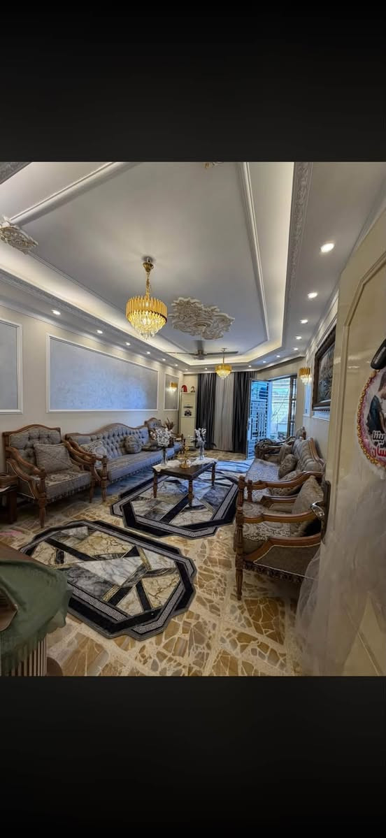 السلام عليكم
بيت ١٥٠ متر
شعب ضباط خلف كلية الامام الكاضم
 طابق الاول مطبخ حار بارد استقبال حولي
شلال داخل للبيت وغرفة نوم وصحيات داخلية وخارجية
طابق ثاني ٣ غرف نوم وصحيات
طابق ثالث مخزن +غرفة سندويج
سعر ٤٢٥ بية مجال
***********يرهم مراوس مع لفرق
