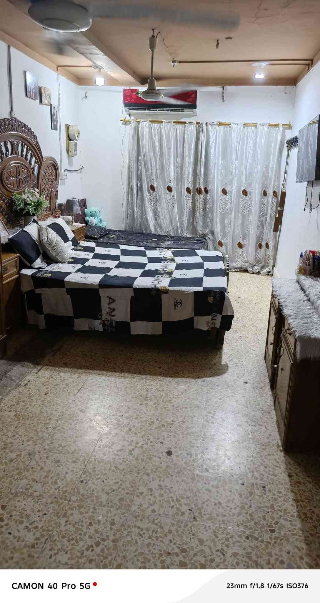 السلام عليكم ورحمة الله
دار للبيع طابقين المساحة 150 متر طابو زراعي سند 25 يحتوي على 4 غرف نوم كيلدور واستقبال ومطبخ وصحيات بناء سنة 2016  مكانه حله منطقة الشاوي قريب جداً على حي الزهراء خدمات كامله ماء مجاري كهرباء شارع تبليط 
سعره 145 وبي مجال للاستفسار خاص او اتصال
***********
