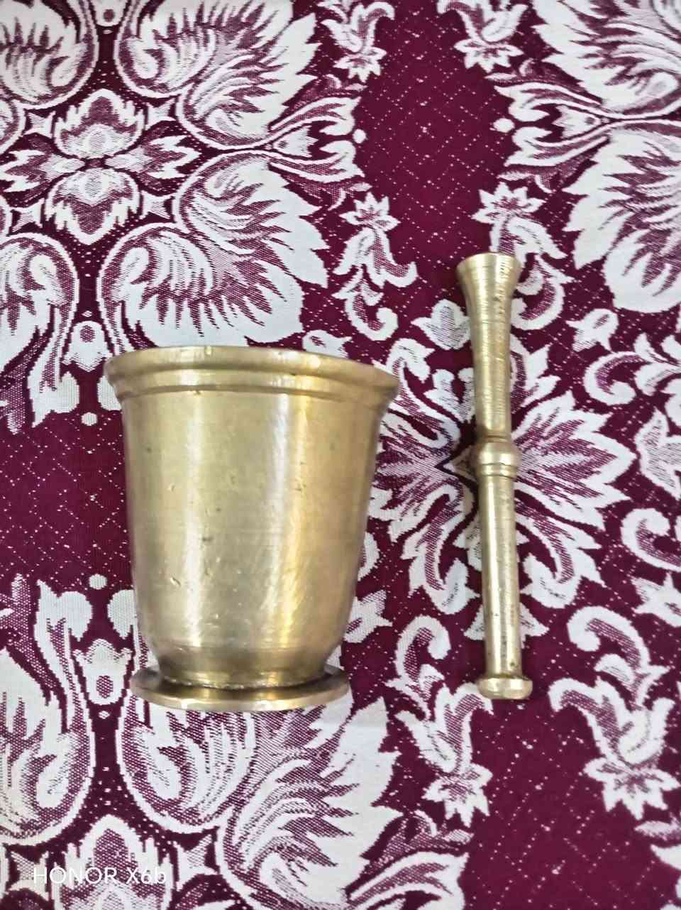 هاون نحاس قديم
الطول: 13.5cm
القطر: 13cm
طول اليدة: 22.5cm
الوزن: 2.350kg
السعر خاص

نص مكتوب في الصور:
- HONOR X6b