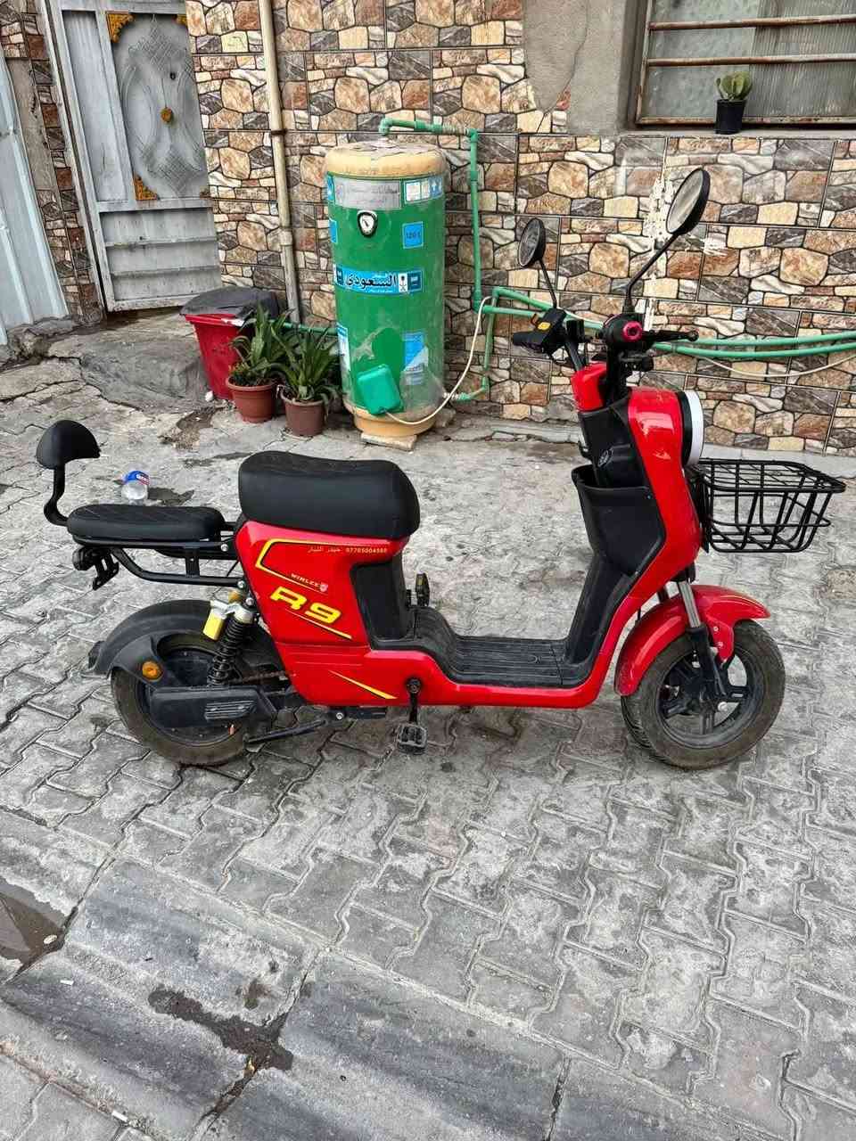 سلام عليكم 
R9 جديده استعمال قليل 
كلشي شغال بيها سعر 350 مكان بغداد الجديده رقم ***********
