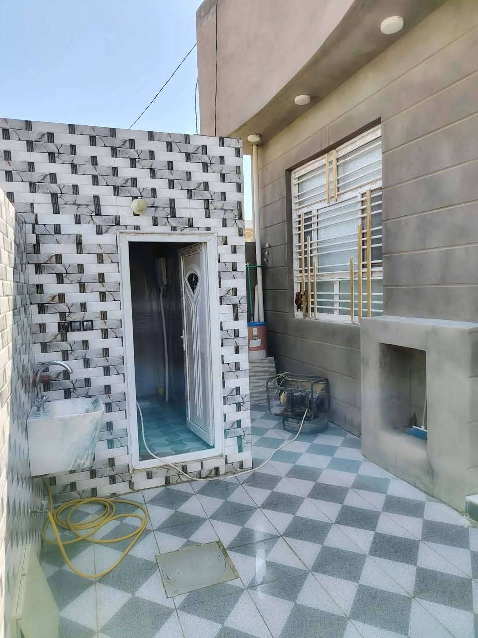 بيت للبيع – الحمزة الشرقي

📍 حي الإمام الصادق – بنزلة المحامي صباح قرب آل سيد إبراهيم

📐 المساحة: 250م
🏠 بناء حديث كونكريت مسلح – طابق واحد

البيت يحتوي:
• غرفتي نوم
• استقبال وصالة واسعة
• مطبخ بارد وحار
• صحيات داخلية وخارجية
• حديقة 🏝️
• گراج سيارة 🚗
• منظومة كاميرات
• بيبان خشب تسگام وبيبان حديد تسگام
• شبابيك حديد تسگام
• بيبسي وجبس بورد للسقوف

المنطقة بيها كافة الخدمات: ماء، مجاري، تبليط، إنترنت ضوئي وأرصفة.

🏦 مطلوب إسكان 30 مليون يتحول على المشتري ويا الكفيل
💵 تسديد الإسكان 215 ألف بالشهر

البيت للبيع أو مراوس بالديوانية.

📞 للاستفسار: ***********
