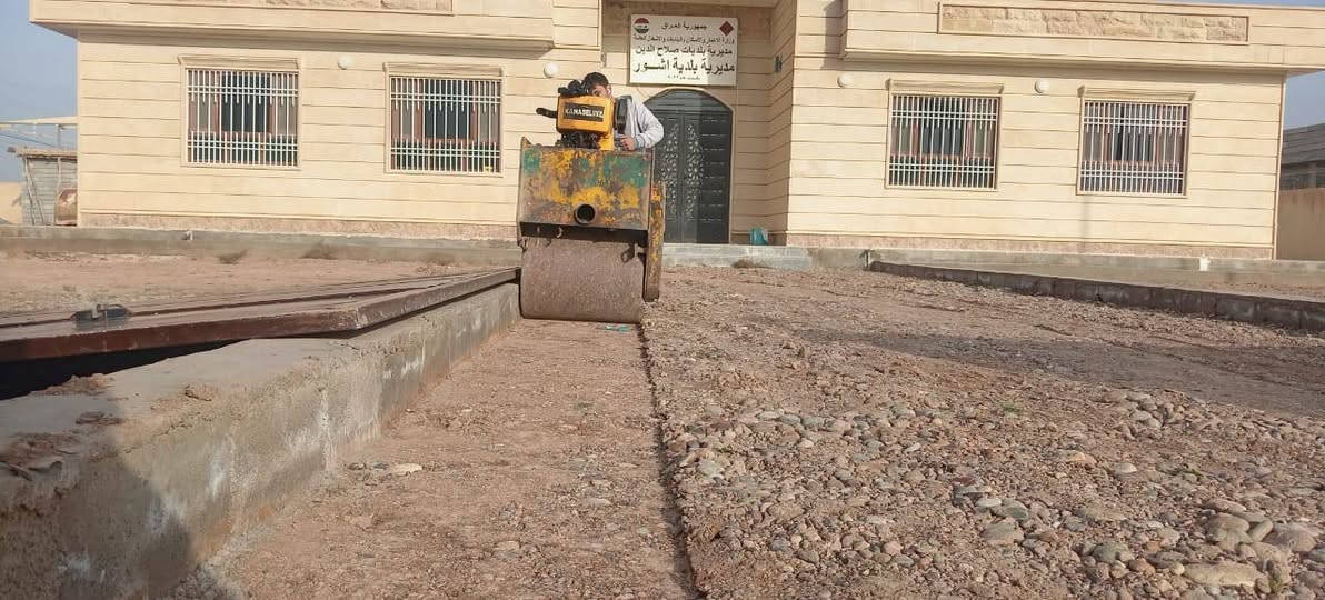 السلام عليكم يوجد حادلة وزن طن  ونص الضغط سبعه طن  لحدل البيوت والثيلات والحواش مع  كادر عمل كامل تعديل وتصفير  وفرش حجر(حدل بلا  لاش كبل طبق سيراميك) للاتصال *********** او ***********. والأسعار مناسبة أن شاء الله

