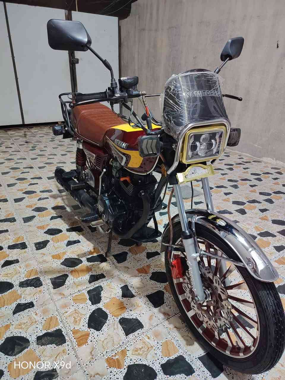 السلام عليكم دراجة موديل2025 محرك 200 cc سعر 850 تواصل ***********

نص مكتوب في الصور:
- HONOR X9d