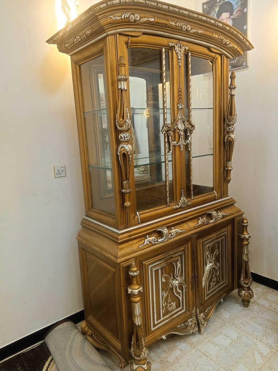 زان مصري ميز طعام ثمانيه كرسي زائد كوسن زائد مدخل زائد فاترينه الم.كان بغداد التواصل على رقم. ***********

