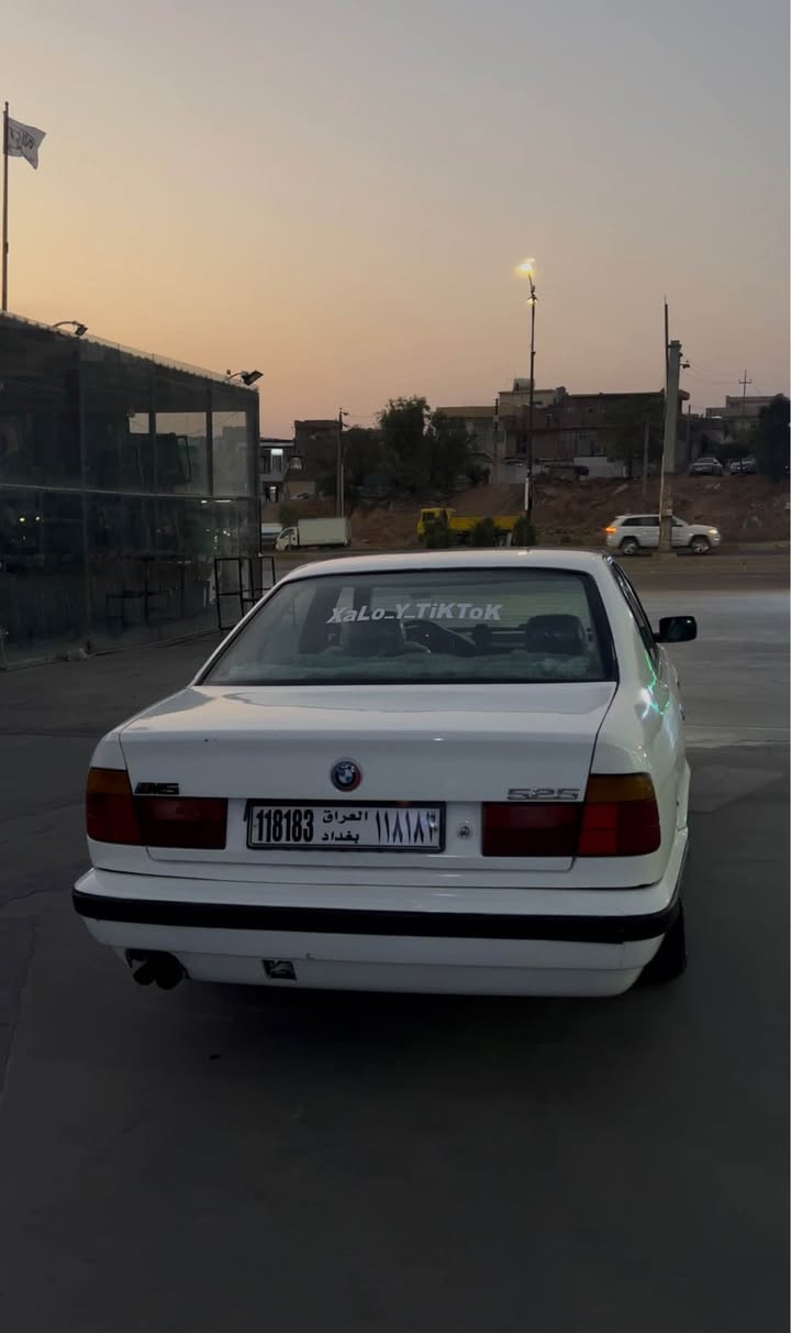Bmw 525
1990
دیجیتاڵ
بۆ فرۆشتن 
چوار تایەی لۆکی لەسەرە
ویلی حەسیری
بەرگە درگای جوان 
کوشن جڵد
تەبریدی بەس خاز و وایەری ac 
ئەوێت 
ئاڕم پلاستیکی سلێمانی 
گەرمی ئیش ئەکات 
فڵچە و ئاوی جام و مکەبەرەو تەرجیل و گڵۆپی ناوەوەو هەر هەمووی ئیش ئەکات 
ناو گێچی کریستاڵ 
سەیارەکە جایزە دەمێکە لای خۆمە کامل مەسرەفی کراوە ئەوەی کە مابێتی یەک بانسی پێشەوەی ئەوێت و هیچی تر 
داعم و لێدراوی یەک چەمەلەغی دوای هەیە بێ ناو گرتن بەس قرچێکی بچووکە شایەنی باس کردن نیە بەس ماڵی خۆم حەرام ناکەم بۆ دوو دینار 
کامل بۆیاخە سەیارەکە بۆ هەر پرسیار و زانیاریەک یان نامە بنێر یان تەلەفۆن بکەن ڕەجای خواتان لێ ئەکەم بۆ عەیب تەلەفۆن مەکە ئەوەی شت بێت نووسیومە سەیارەکە تەنها فرۆشتنە تەلەفۆن مەکە بۆ ئاڵوگۆڕ  قیست و قەرز چونکە نیمە 
سەیارەکە نرخی ٣٤ گەڵایە 
لە سلێمانیم گەیاندن و نزیک کردنەوەم نیە مشەریت وەرە سێری بکە 
بە ڕۆ لە بەنزینخانەی شێری چیام بە شەو لە چوارچرام 
ڕەقەم تەلەفۆن 
***********
*********** السليمانية, العراق

نص مكتوب في الصور:
- XaLo_Y.TikTok