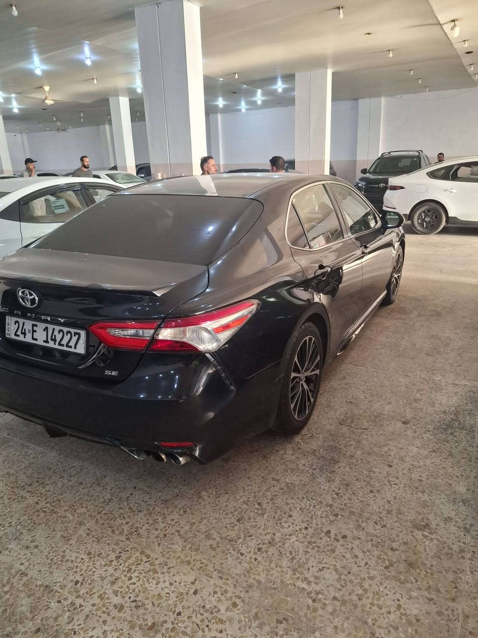 كامري ٢٠١٨ camry 2018 se
ضرر بوند صبغ فقط و ماشية 98mil و سعر 157 و بيها مجال 
رقم الهاتف/***********
